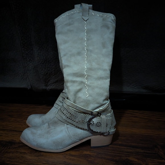 Boots - Picture 2 of 6